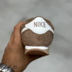 کتونی خارجی زنانه نایک کورتز قهوه‌ای سفید Nike Cortez Vintage Medium Curry FJ2530-200